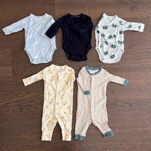 UNIQLO Baby long sleeves and Footless Onesie Bundle set